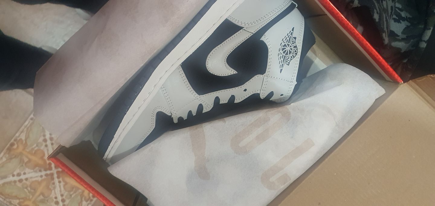 Customer photo review of Tenis Retro 1 Gris Negro