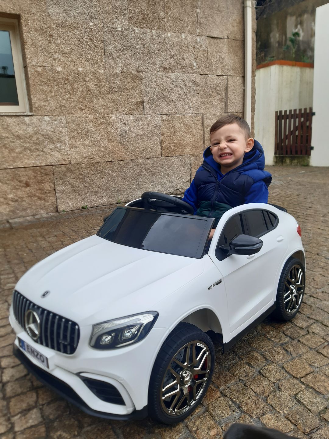 Customer photo review of Carro Elétrico para Criança MERCEDES GLC63S 4x4 12v Branco c/ RODAS DE BORRACHA & ASSENTO EM PELE
