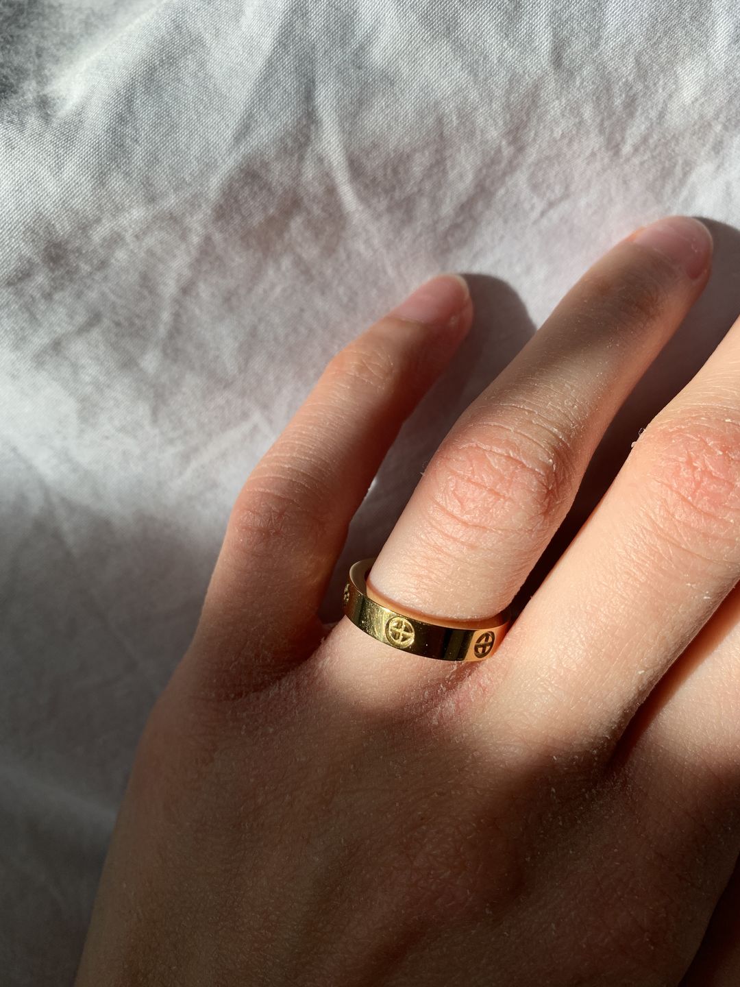 Customer photo review of Crossed Arianna Ring | 18K vergoldet