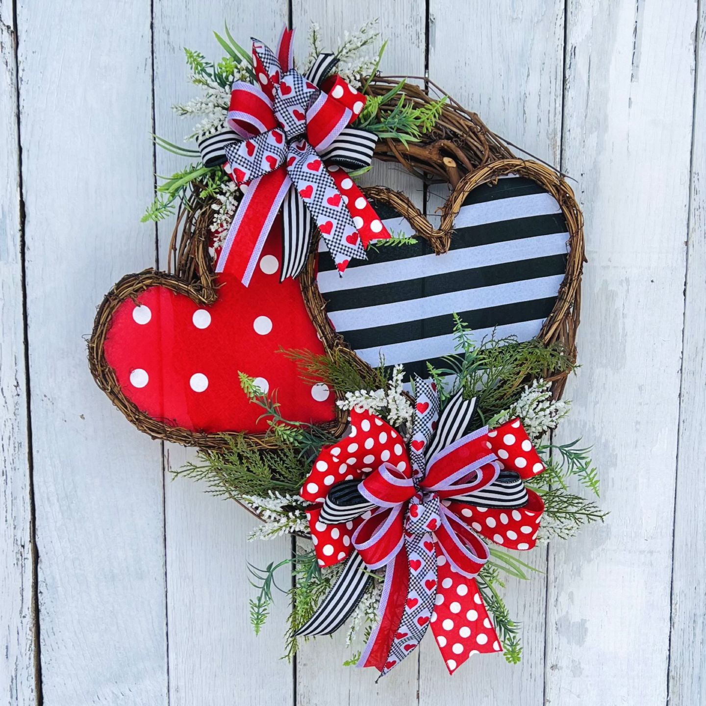 Customer photo review of 16" Round Grapevine Wreath - DECOE-035