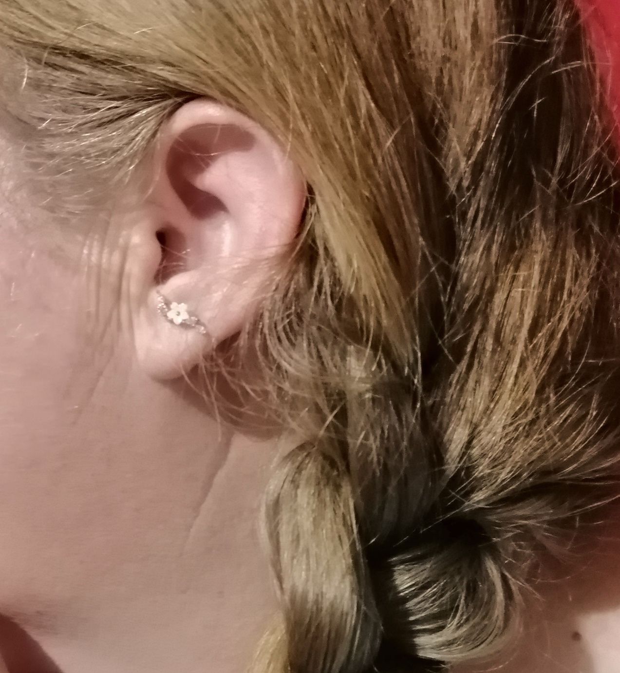 Customer photo review of Piercing de Florecita con Zirconias