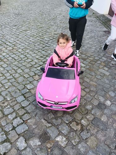 Reseña con foto de un cliente sobre Carro Elétrico para Criança MERCEDES C63 12v Rosa c/ RODAS DE BORRACHA & ASSENTO EM PELE