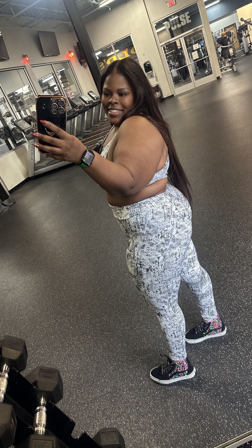 Customer photo review of Static High Waist Scrunch Legging