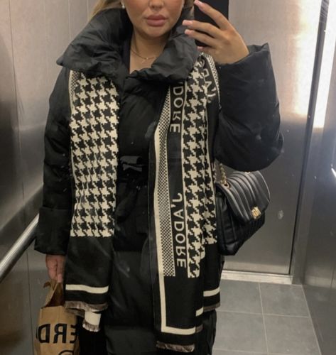 Customer photo review of Alva Schal - Schwarz/Beige