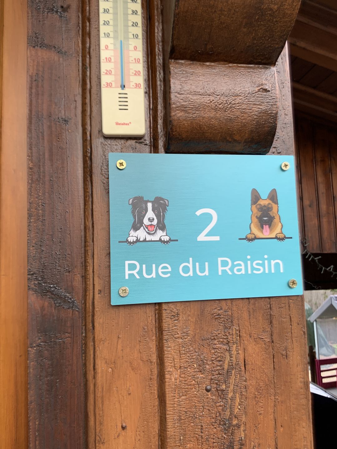 Customer photo review of Chiens curieux et numéro de maison - Plaque de porte personnalisée