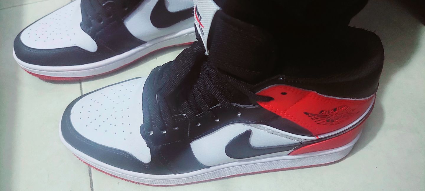 Customer photo review of Tenis Retro 1 Chicago Black