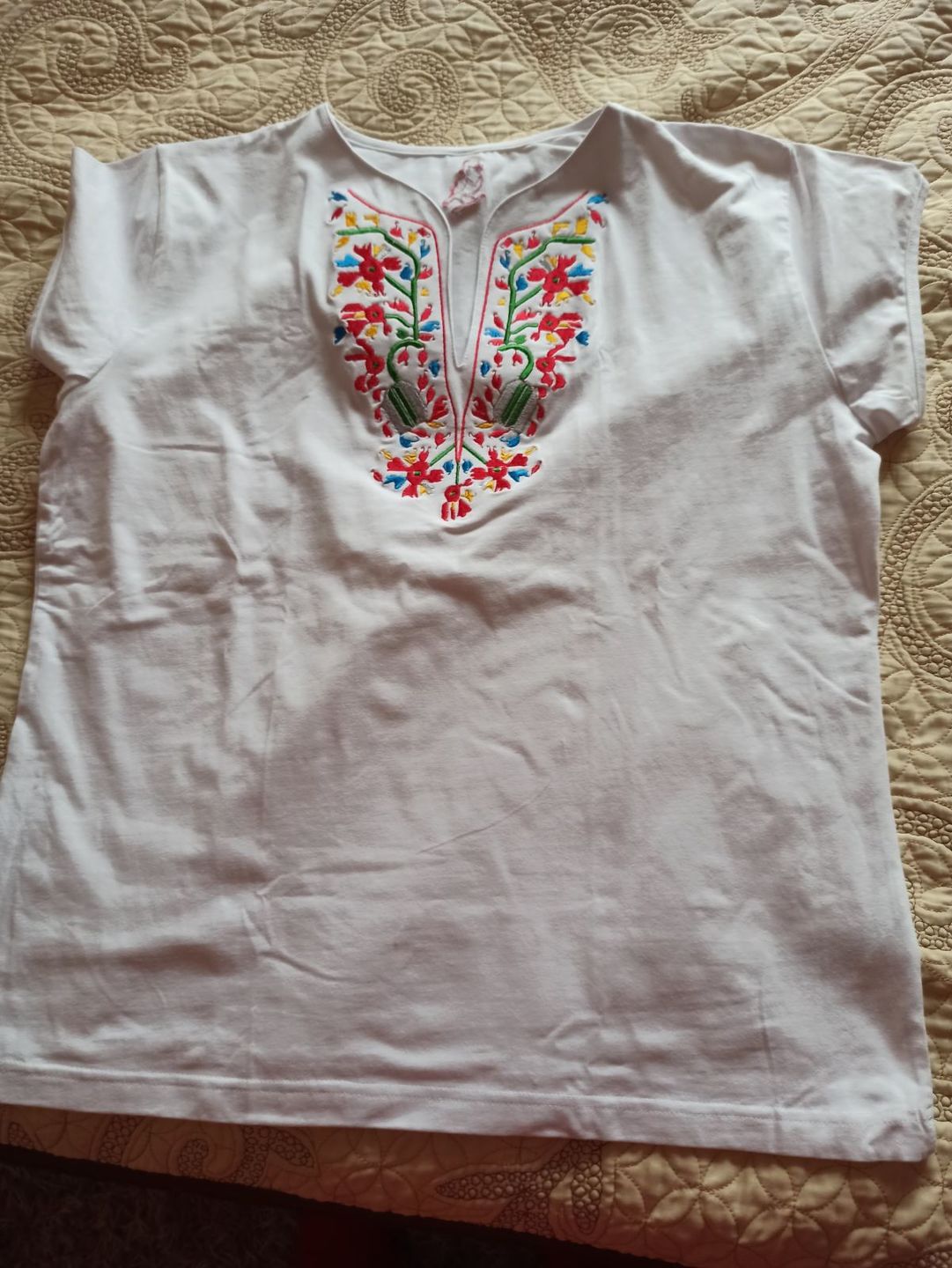 Customer photo review of Дамска тениска с V-деколте бродирана с шевица "Дърво на живота"