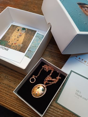 Customer photo review of Gustav Klimt The Kiss Öpücük Tablo Tasarım Kolye