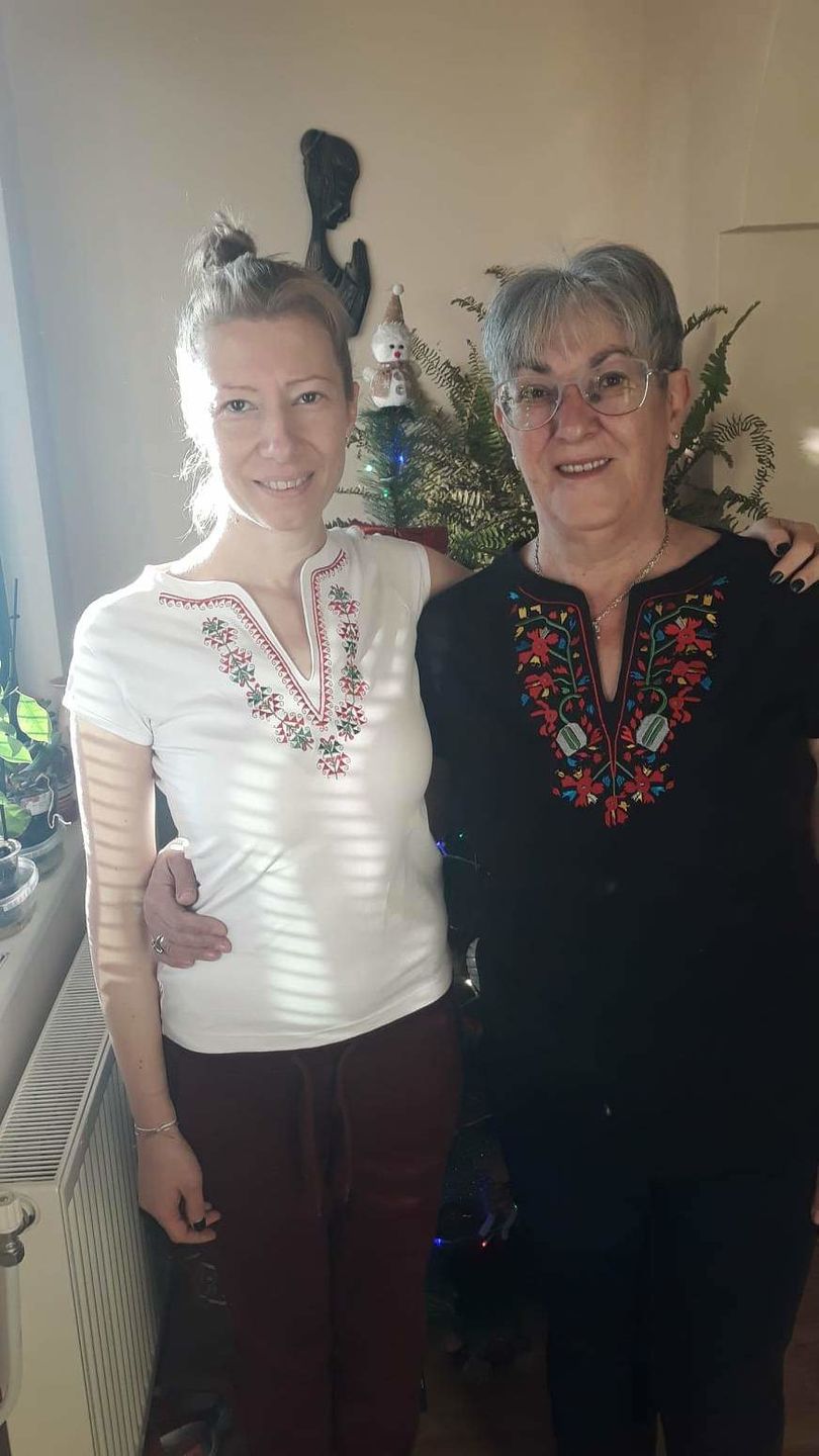 Customer photo review of Дамска тениска с V-деколте бродирана с шевица "Дърво на живота"