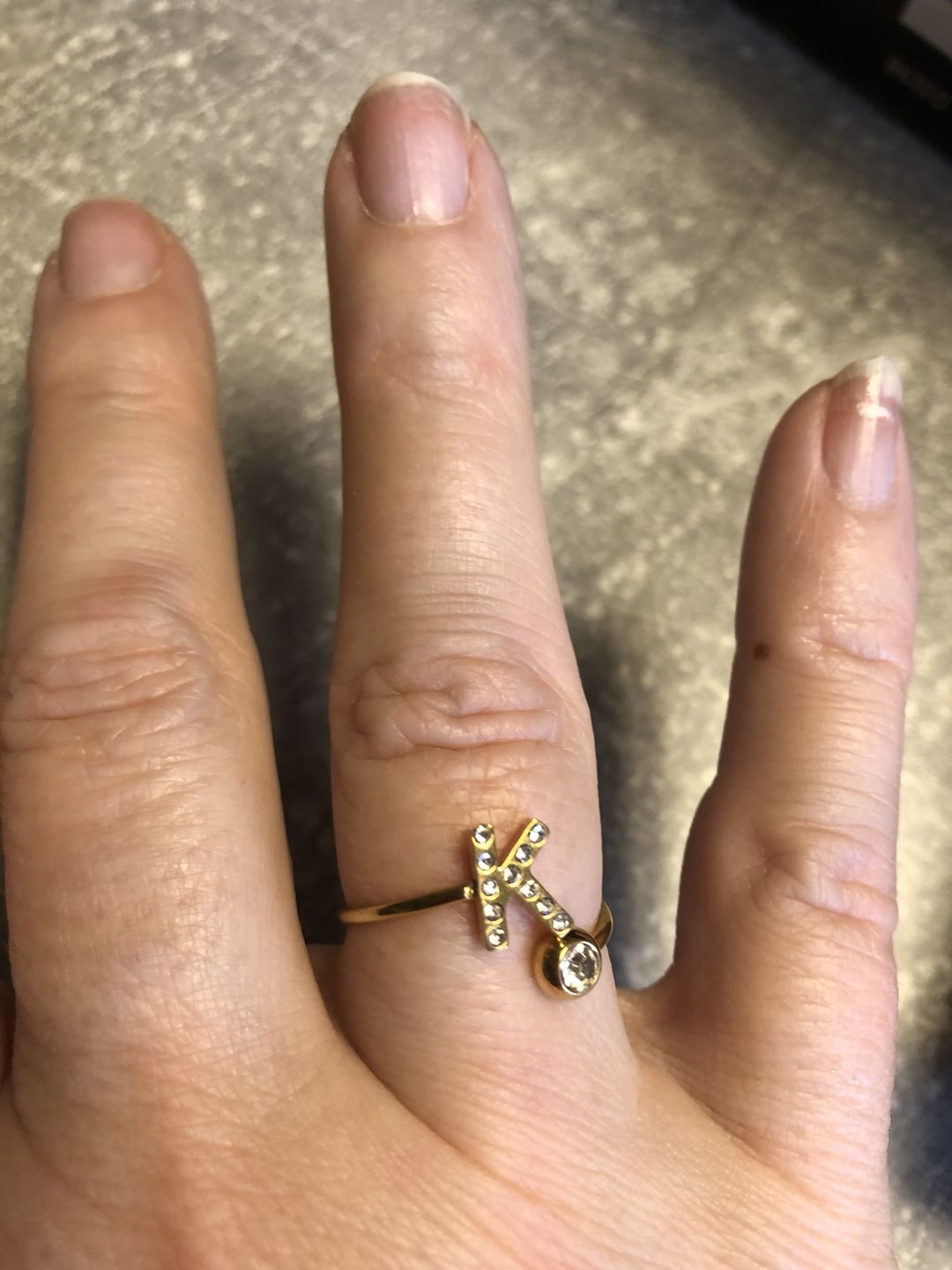 Customer photo review of LOANYA Buchstaben Ring Zirkonia