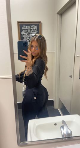 Customer photo review of Black Pocket Scrunch Butt Leggings