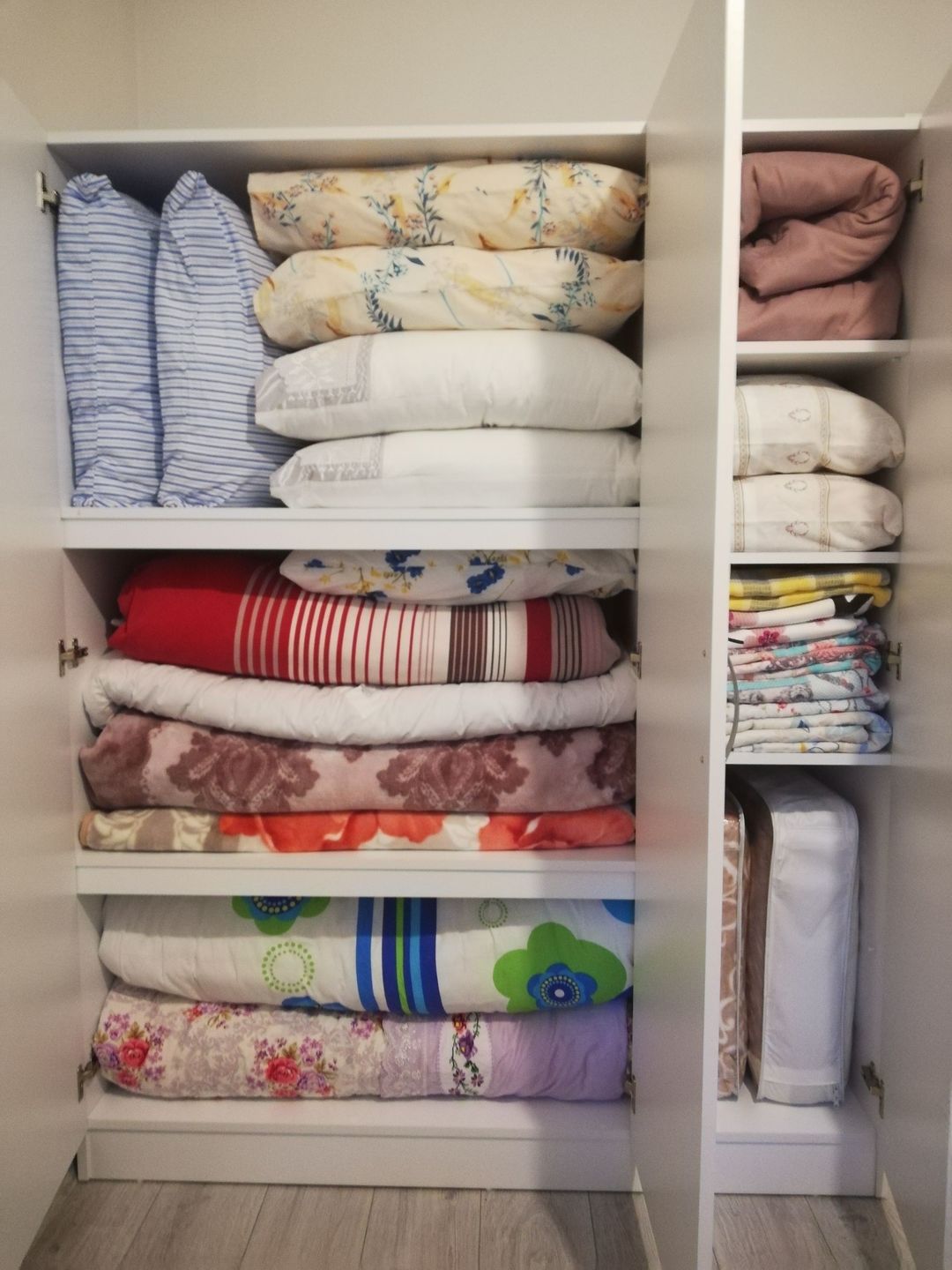 Customer photo review of Rani BA105 Yüklük 3 Kapaklı 8 Raflı Yatak Yorgan Yastık Saklama Dolabı Beyaz