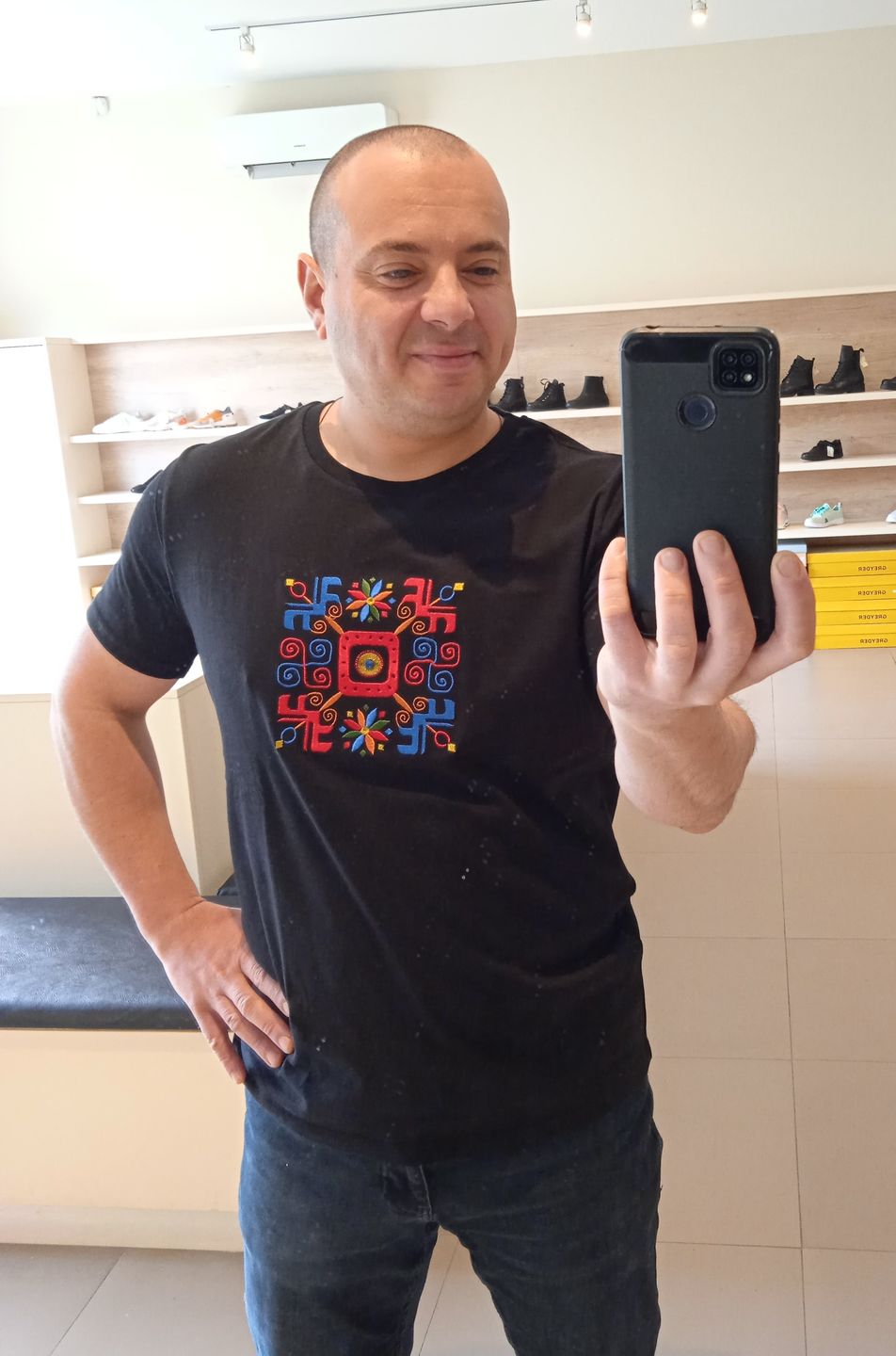 Customer photo review of Тениска бродирана с шевица "Посоки"