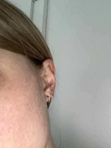 Customer photo review of Mini Huggie Hoop Ohrringe Gold