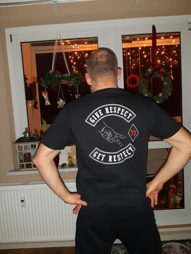 Customer photo review of Give respect to get respect - Classic T-Shirt Rückendruck
