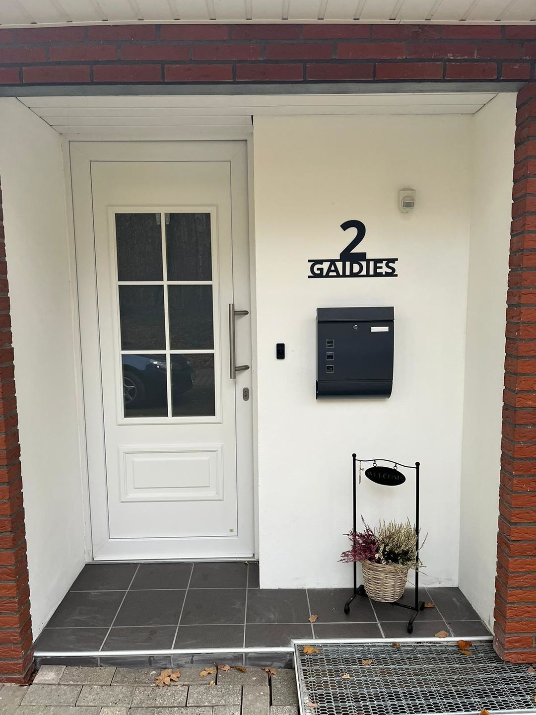 Customer photo review of Hausnummer - Modest Art einzeilig aus edlem Stahl mit Familiennamen