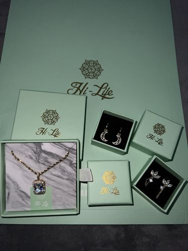 Customer photo review of Limitless Sky Lotus Ohrstecker 14K Vergoldet