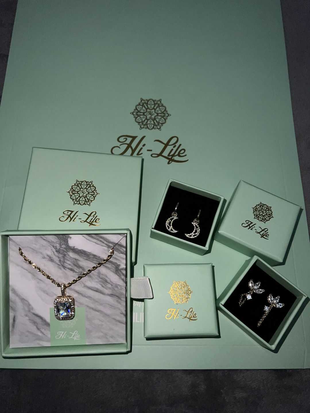 Customer photo review of Limitless Sky Lotus Ohrstecker 14K Vergoldet
