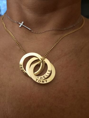 Customer photo review of Collier LOANYA avec cercles de noms entrelacés