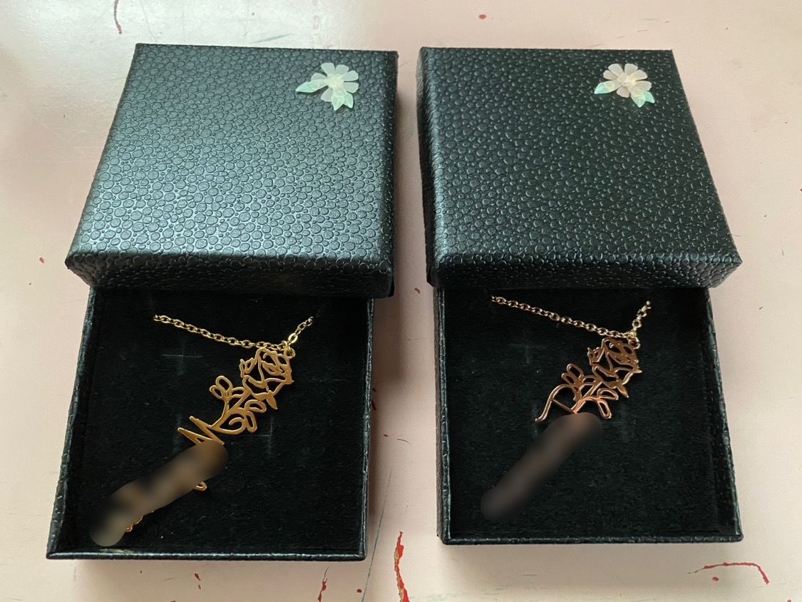 Customer photo review of Birth Flower 誕生花 ネックレス 01（名入れ 縦型）