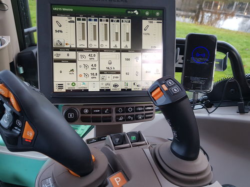 Customer photo review of Gadgetme Handyhalterung V1 mit Wireless Ladefunktion passend für John Deere mit Command Center 4600 15W Fast Wireless