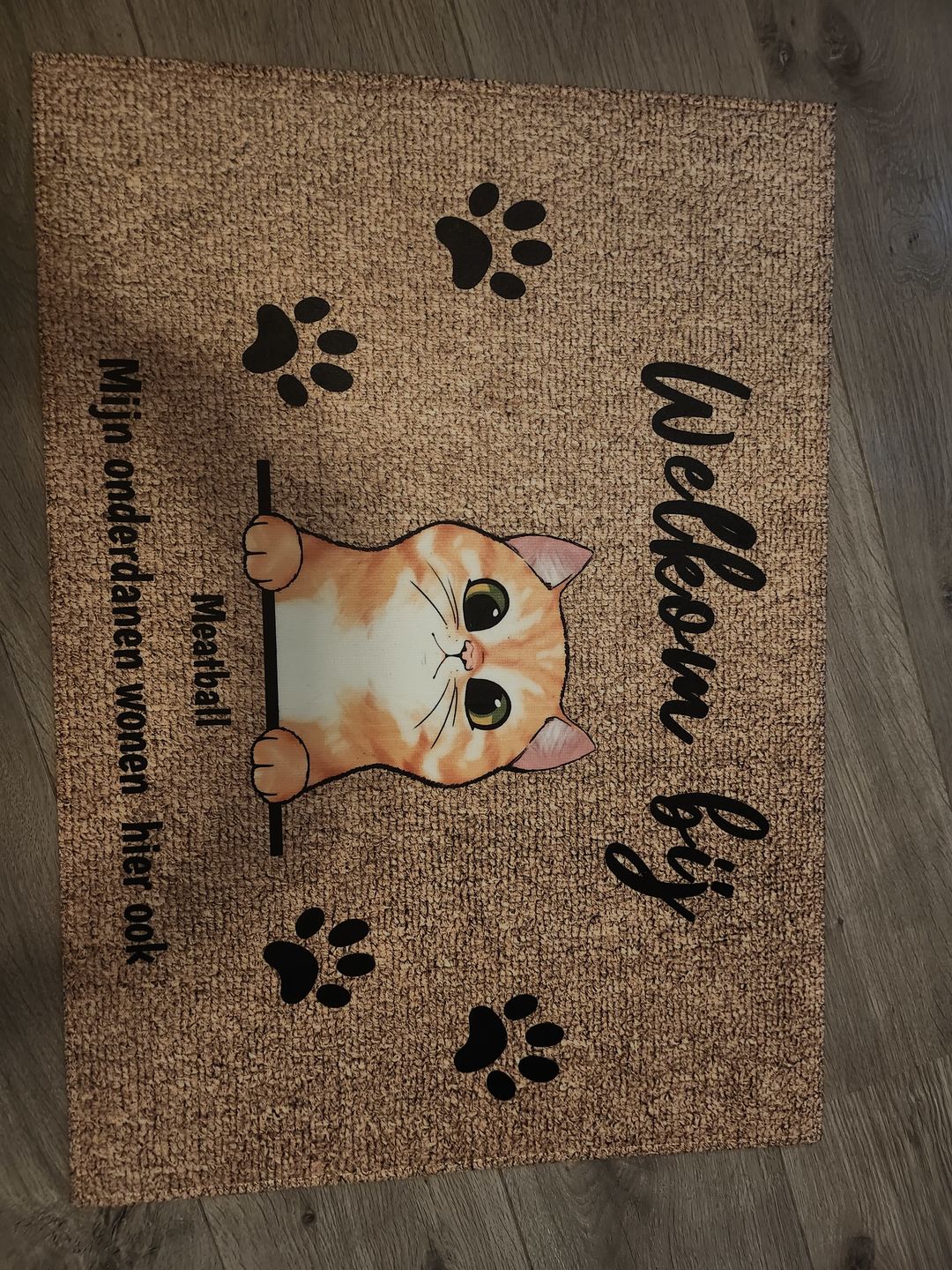 Customer photo review of Welkom bij nieuwsgierige katten - Gepersonaliseerde deurmat