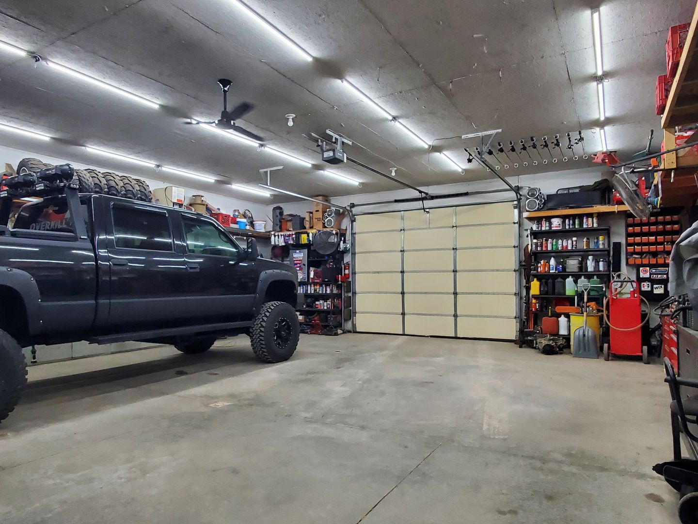 Customer photo review of T8 4ft V Shape LED Tube 30W Integrated 6500k Clear, 4 Foot LED Shop Lights, 3900 Lumens