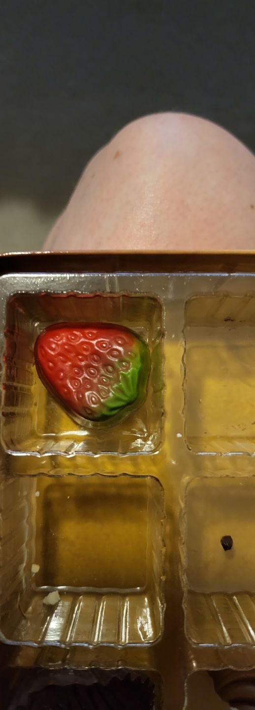 Customer photo review of Gift Box 12 gourmet chocolates