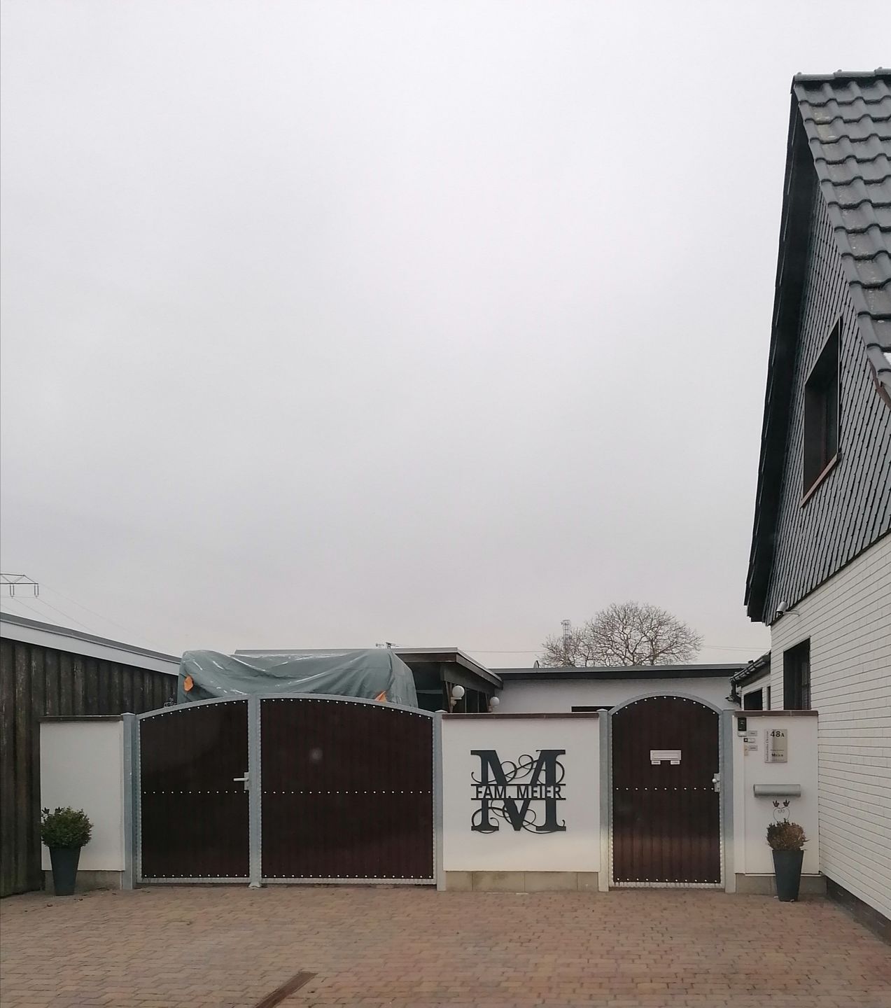 Customer photo review of Hausnummer Türschild mit Ornament und Familiennamen aus edlem Stahl