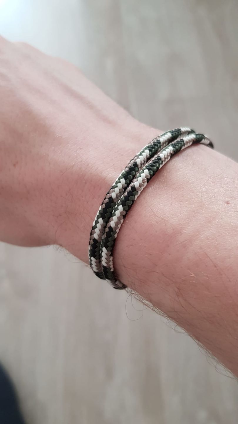 Customer photo review of VERTIG Coral Camo Magnetic Paracord Bracelet
