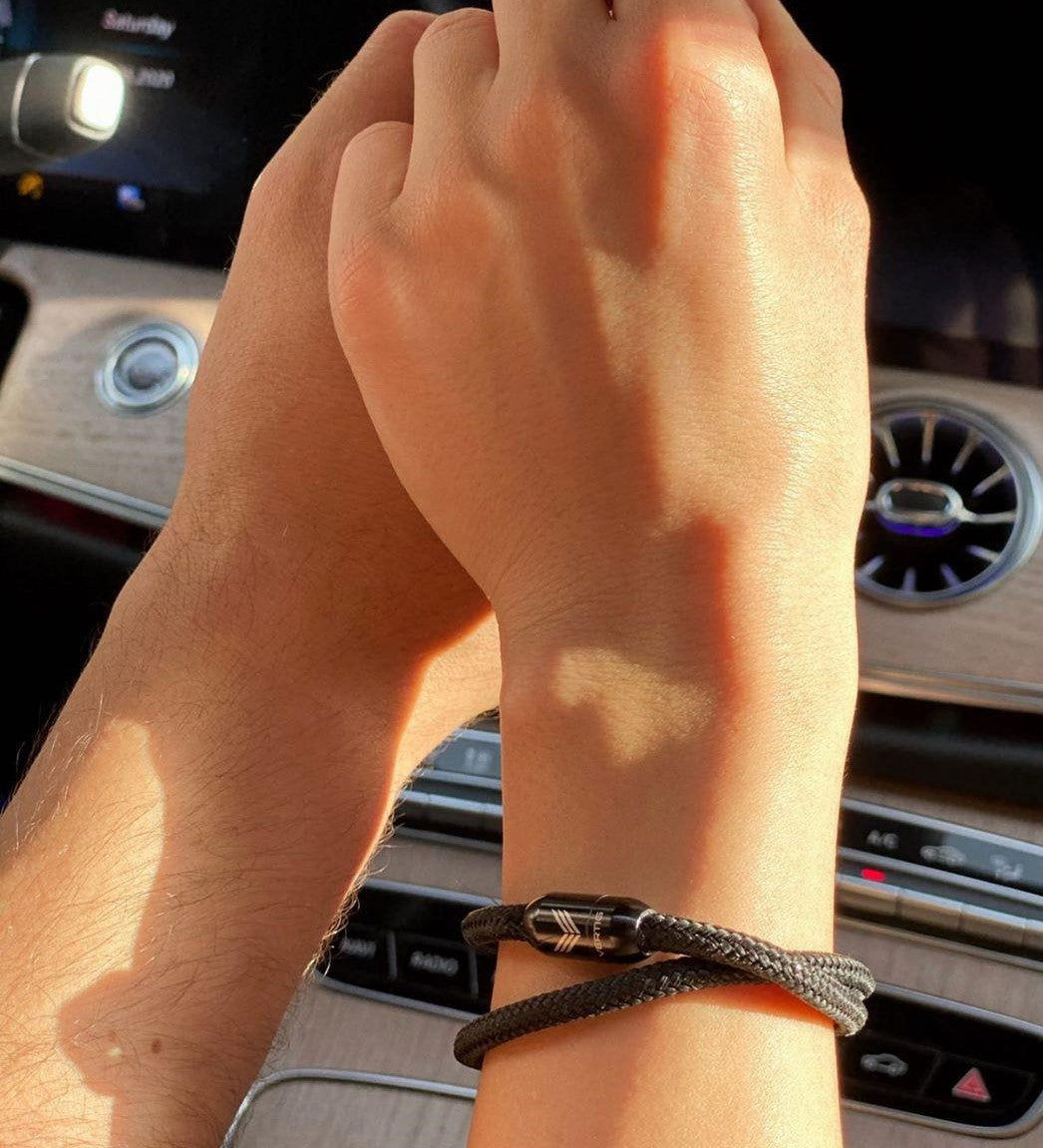 Customer photo review of VERTIG Deep Black Magnetic Paracord Bracelet