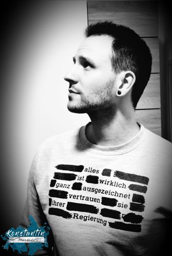 Customer photo review of SWEATER BUBEN • VERTRAUEN SIE IHRER REGIERUNG - DUNKEL