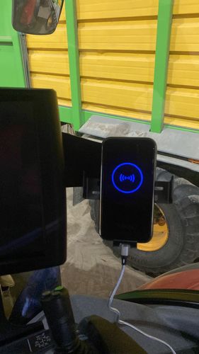 Customer photo review of Gadgetme Handyhalterung mit Wireless Ladefunktion passend für Fendt 15W Fast Wireless