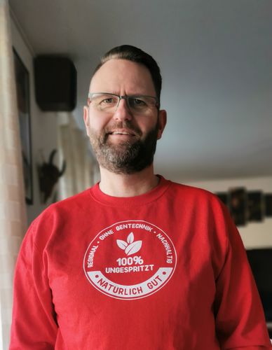 Customer photo review of DEZENTE REBELLEN SWEATER BUBEN • 100% UNGESPRITZT