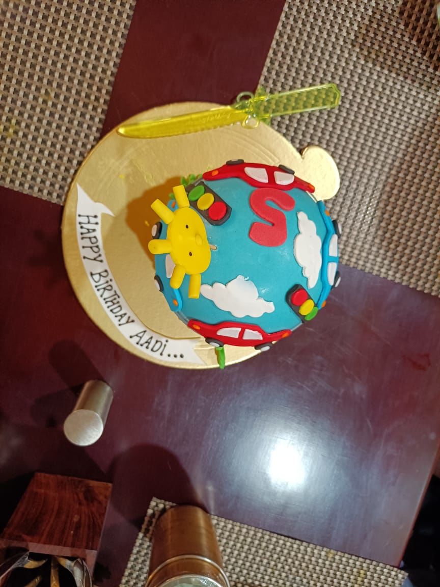 Customer photo review of Car Round Pinata Cake