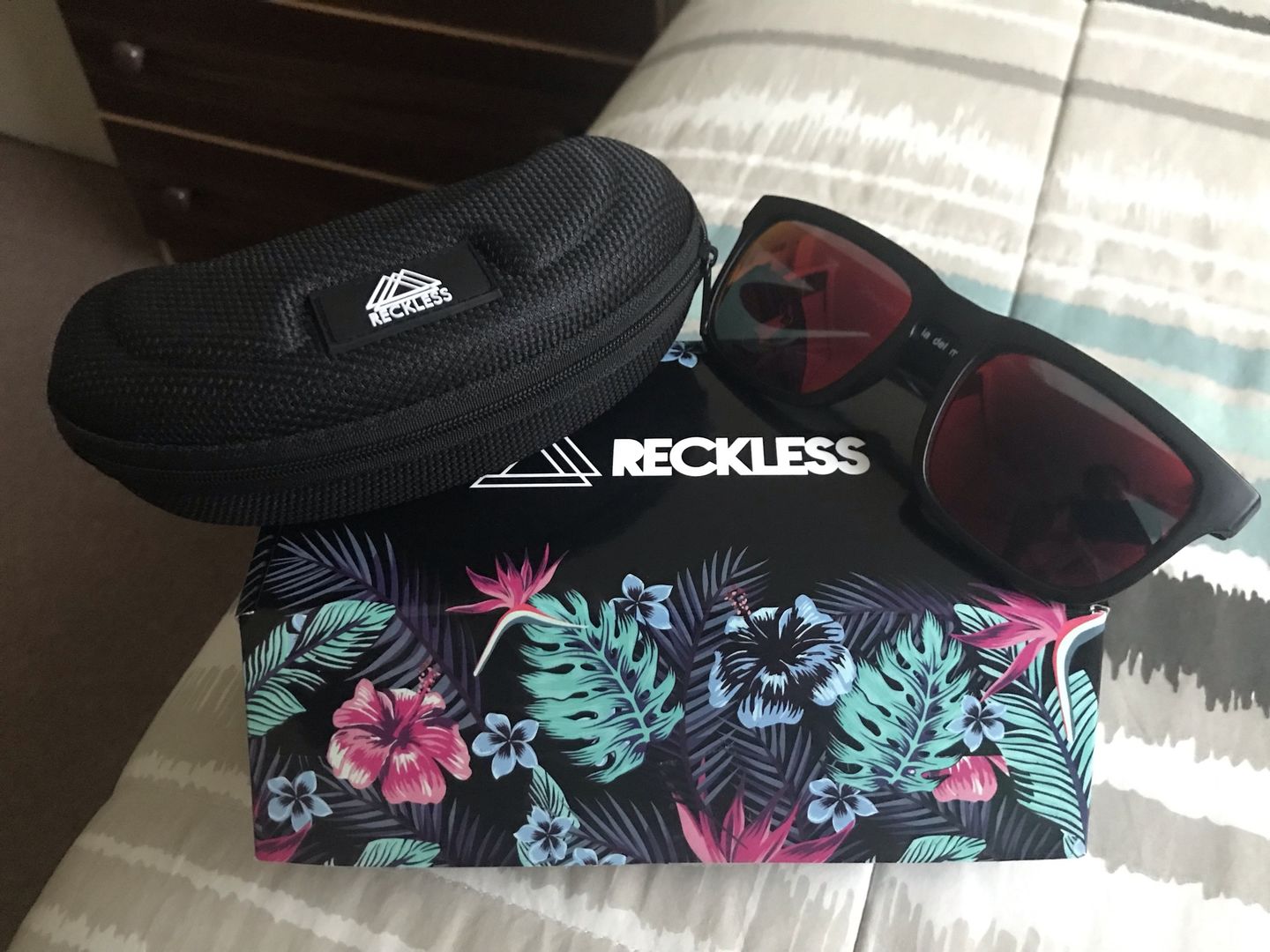 Customer photo review of Estuche de lentes de sol Reckless