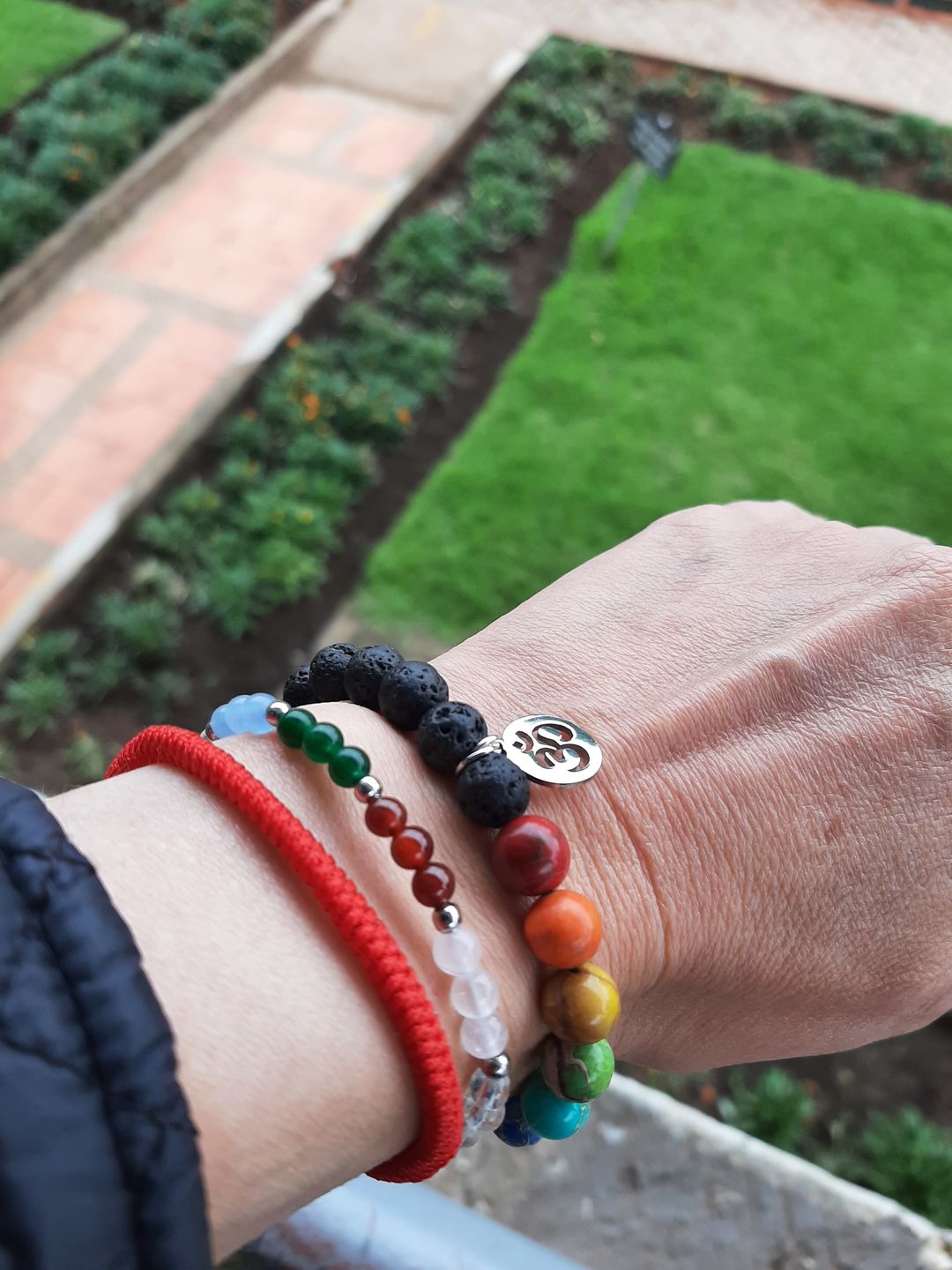 Customer photo review of Brazaletes Tibetanos Rojo x 2