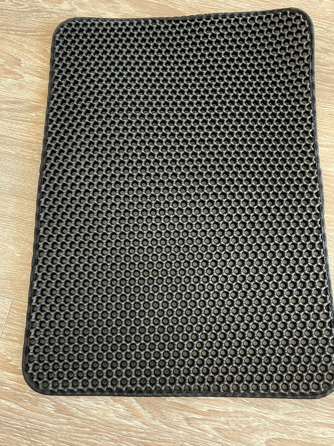 Customer photo review of Tapis de litière pour chat imperméable double couche facile à nettoyer