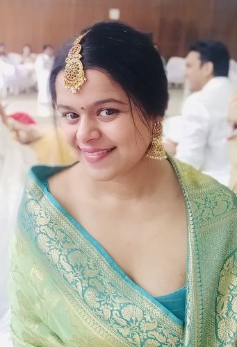 Customer photo review of Omya: Floral Khaddi Georgette Handloom Banarasi Saree in the Shades of Green and Blue