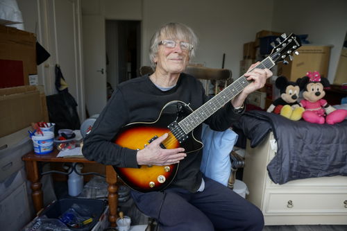 Customer photo review of Donner DLP-124S solid full-size 39 inch LP electric guitar kit sunburst yellow with bag, strap, cable, suitable for beginners