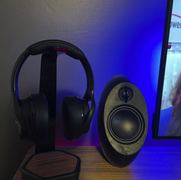 Customer photo review of Metal Headphone Holder