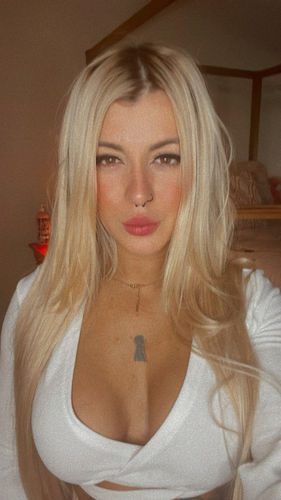 Customer photo review of Moresoo Remy Full Head Clip In Hair Extensions Balayage Color(#2/27/613)