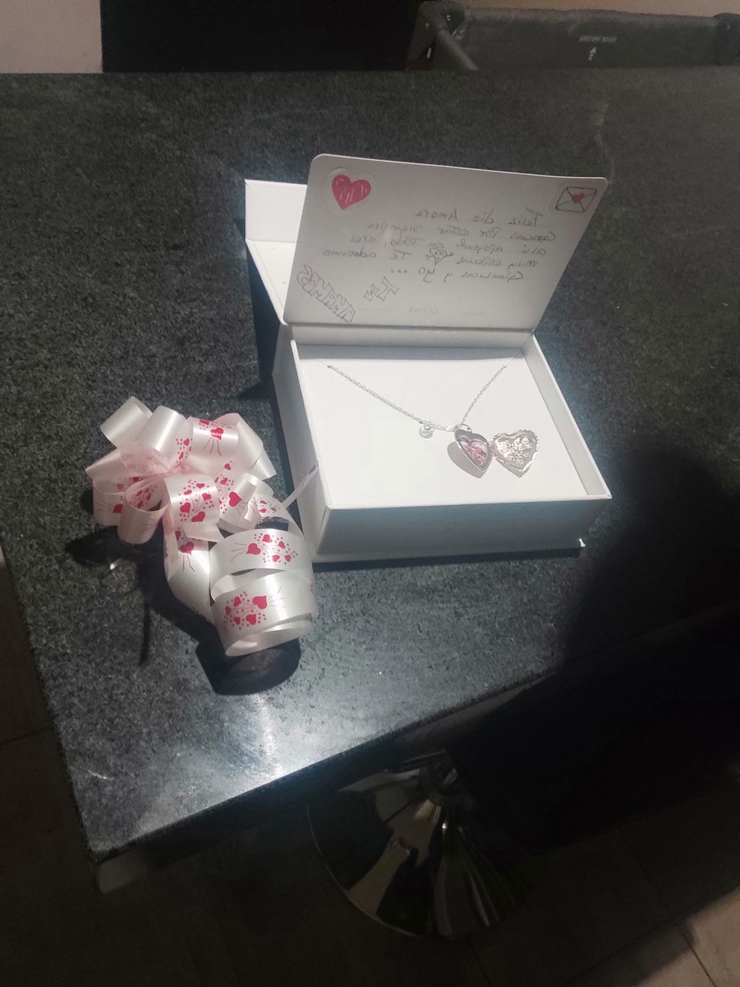 Customer photo review of Collar Relicario Corazón