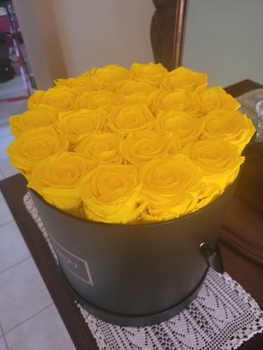 Customer photo review of Grand Luxe Bouquet Box - Yellow