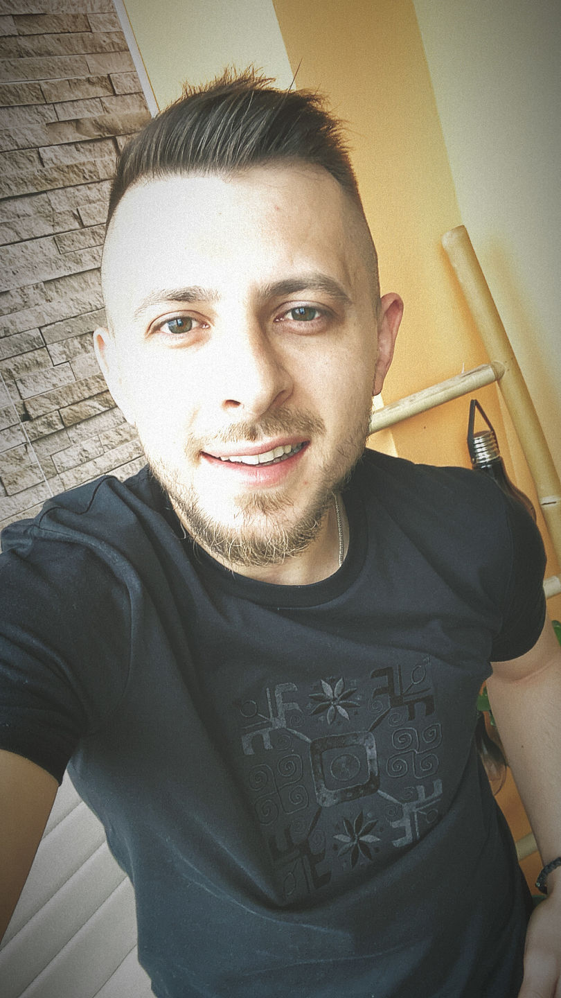 Customer photo review of Tениска с бродирана черна ахроматична шевица "Посоки"