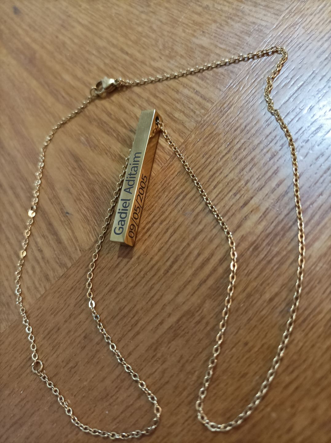 Customer photo review of Collar Lingote Dorado Personalizable