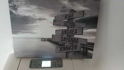 Customer photo review of Lienzo Muelle de Madera con Nombres Personalizados