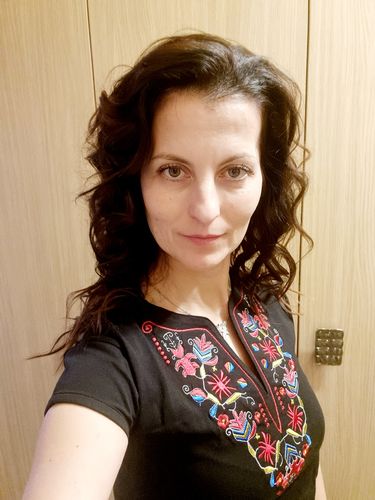 undefined review of Дамска тениска с  V образно деколте бродирана със самоковска шевица image 1 out of 1