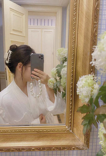 Customer photo review of Pearl Chain iPhone Case