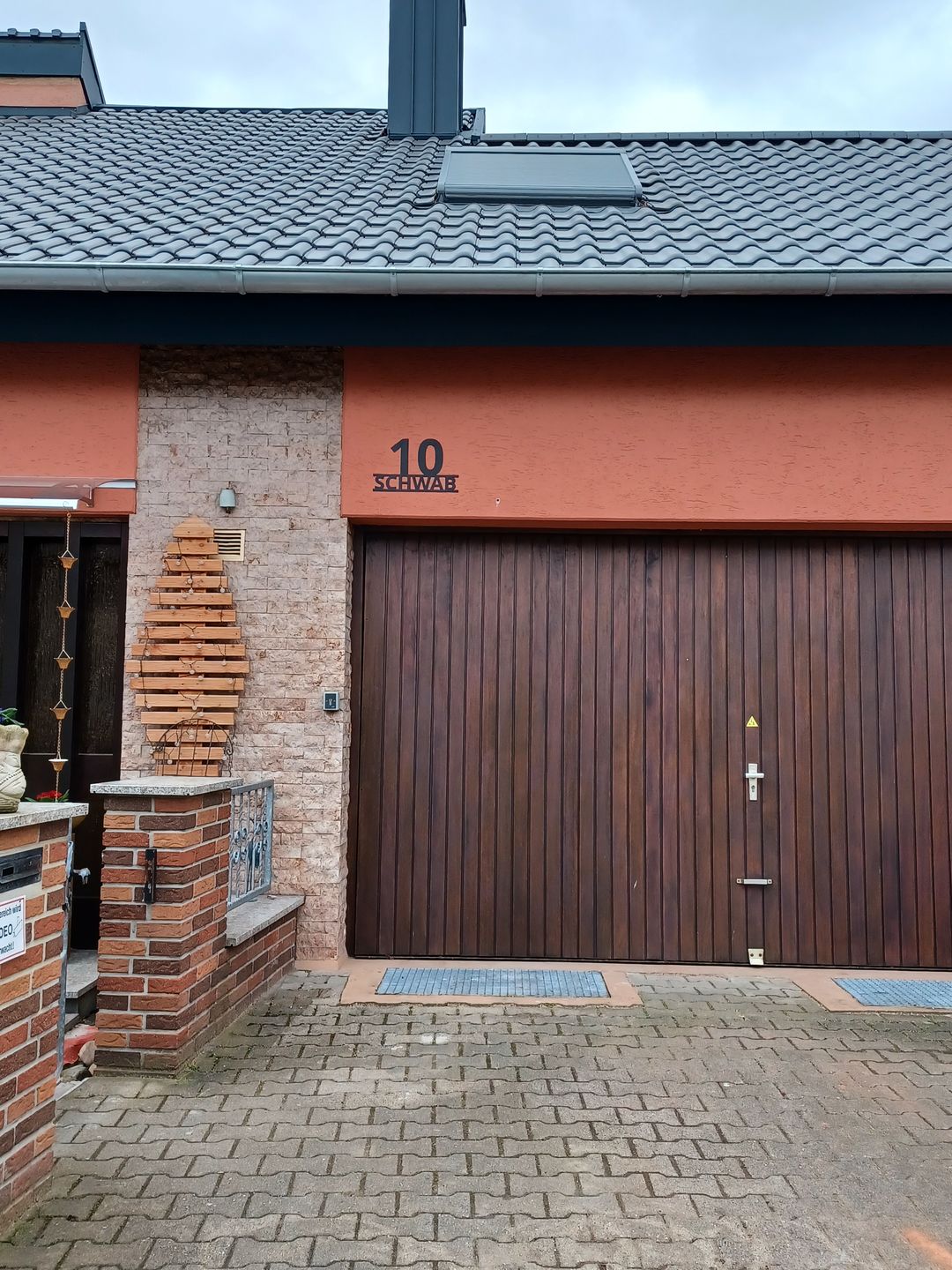 Customer photo review of Hausnummer "Modest Art" einzeilig aus edlem Stahl mit Familiennamen